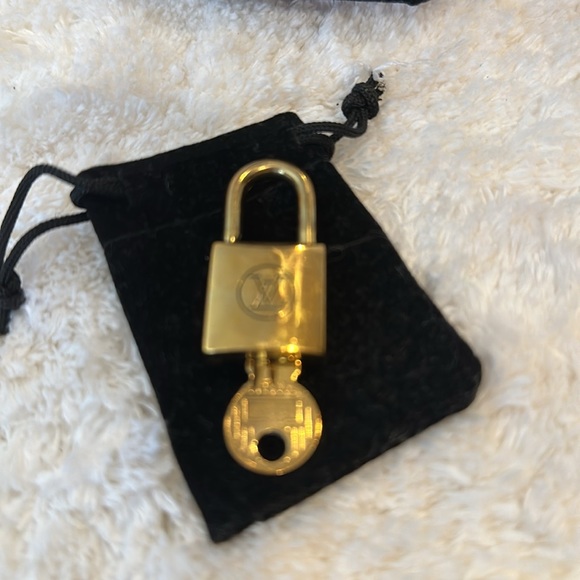 Vintage Louis Vuitton Lock & Key # 202 - Picture 4 of 4
